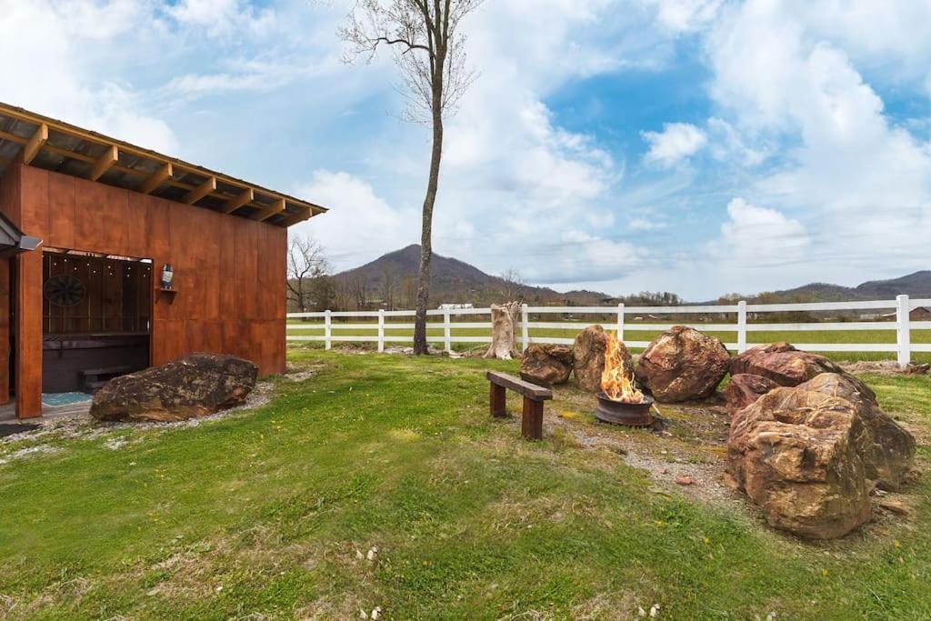 Romantic A-Frame Private Hottub Firepit Neargsmnp Sevierville Eksteriør billede